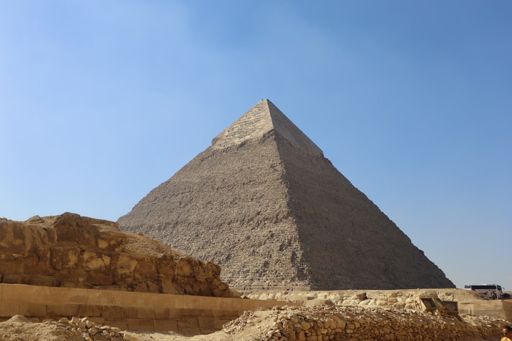 사막 한가운데에 있는 큰 피라미드