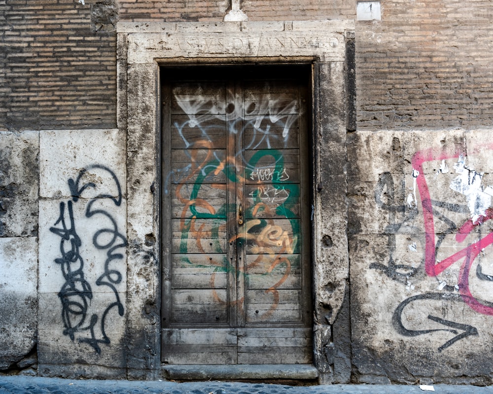 una puerta con un montón de grafitis