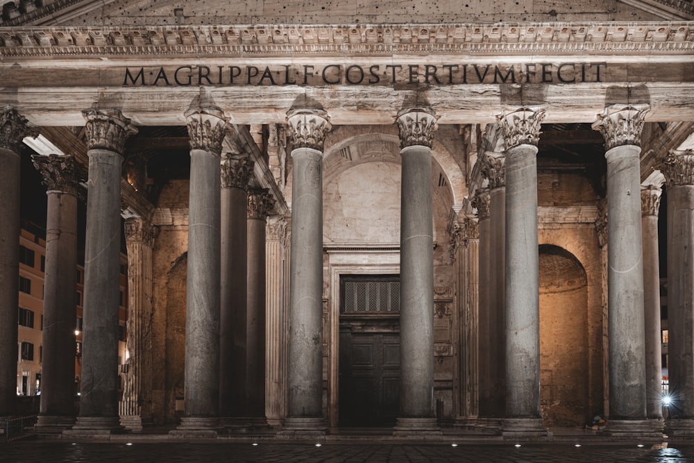 un bâtiment avec des colonnes et une horloge sur le devant de celui-ci