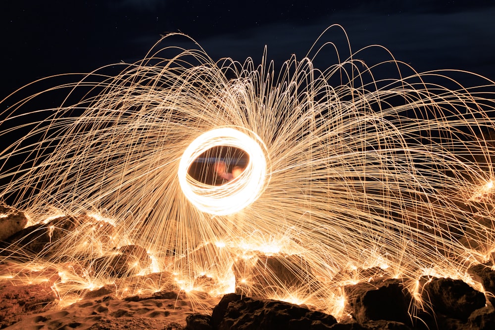 um fogo-de-artifício girando no ar sobre rochas