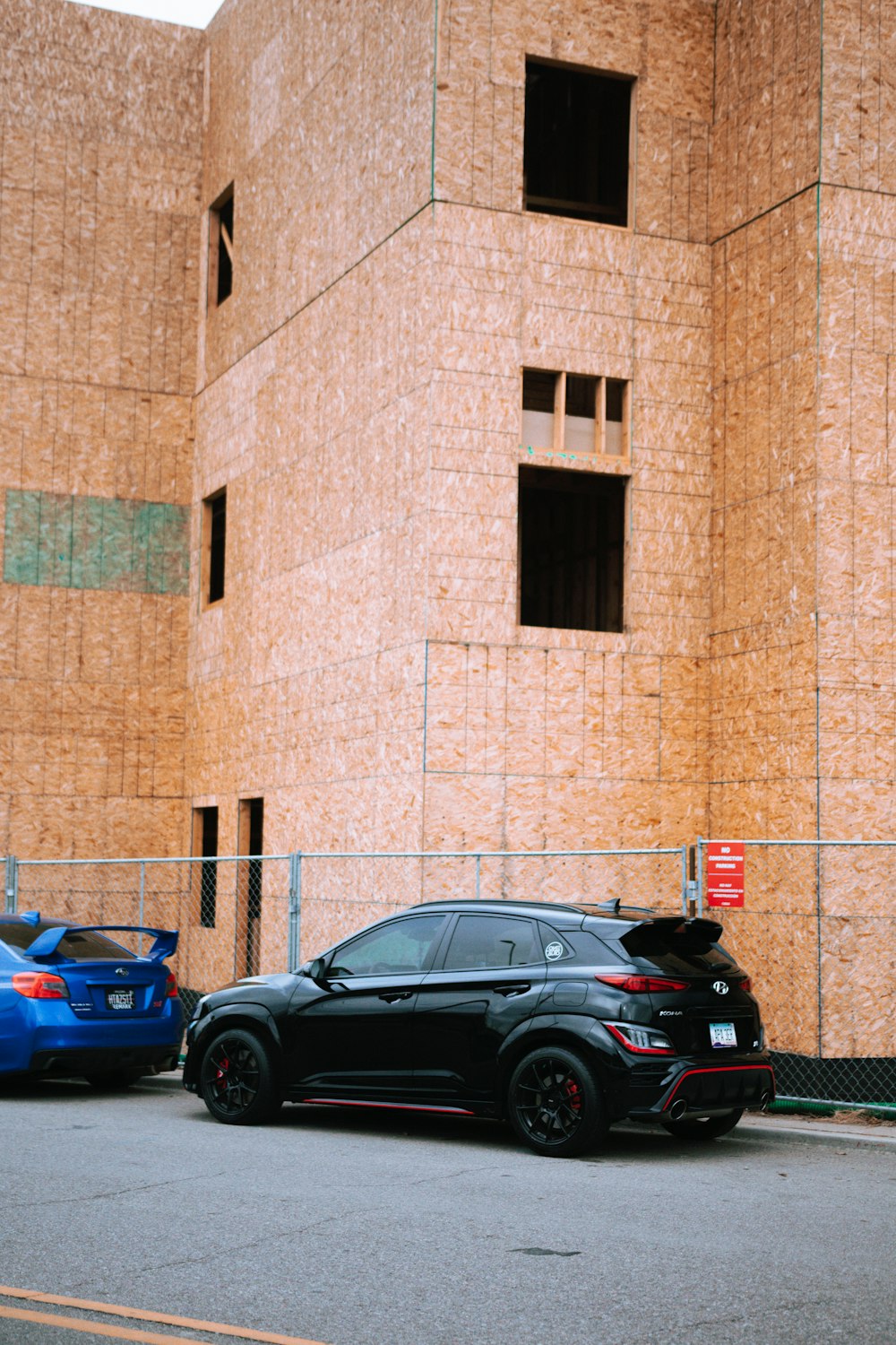 Un coche negro aparcado frente a un edificio