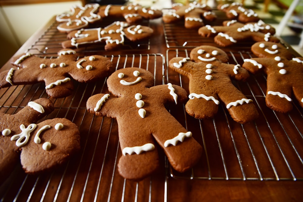 un tas de biscuits qui sont sur une grille