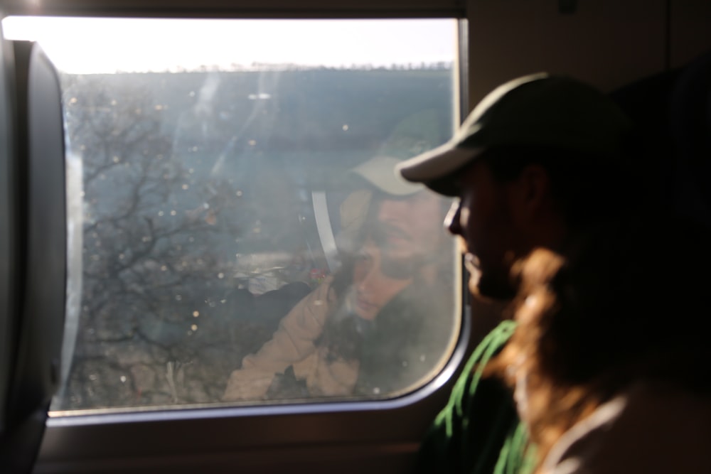 um homem e uma mulher olhando pela janela