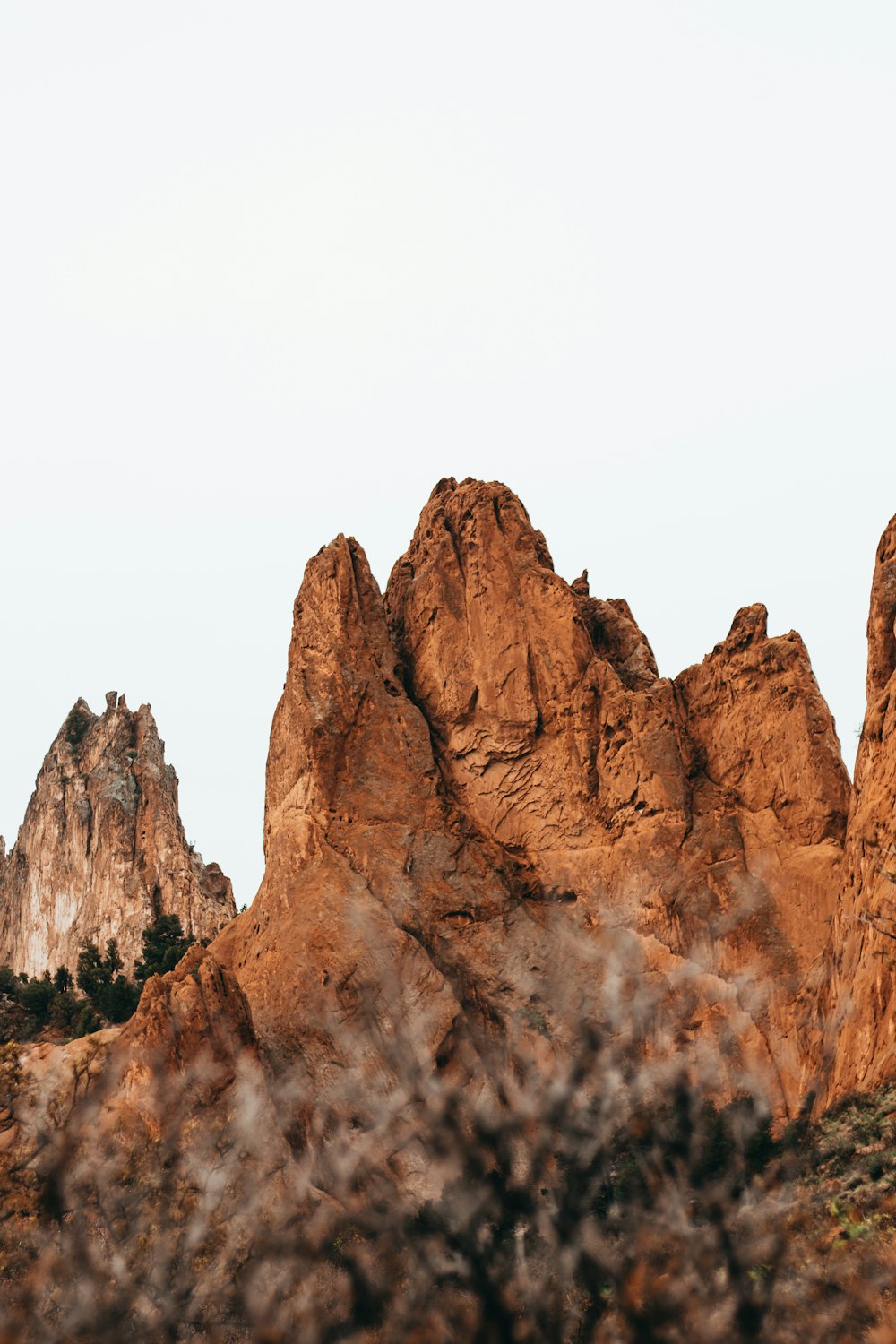 un groupe de rochers assis au sommet d’une montagne