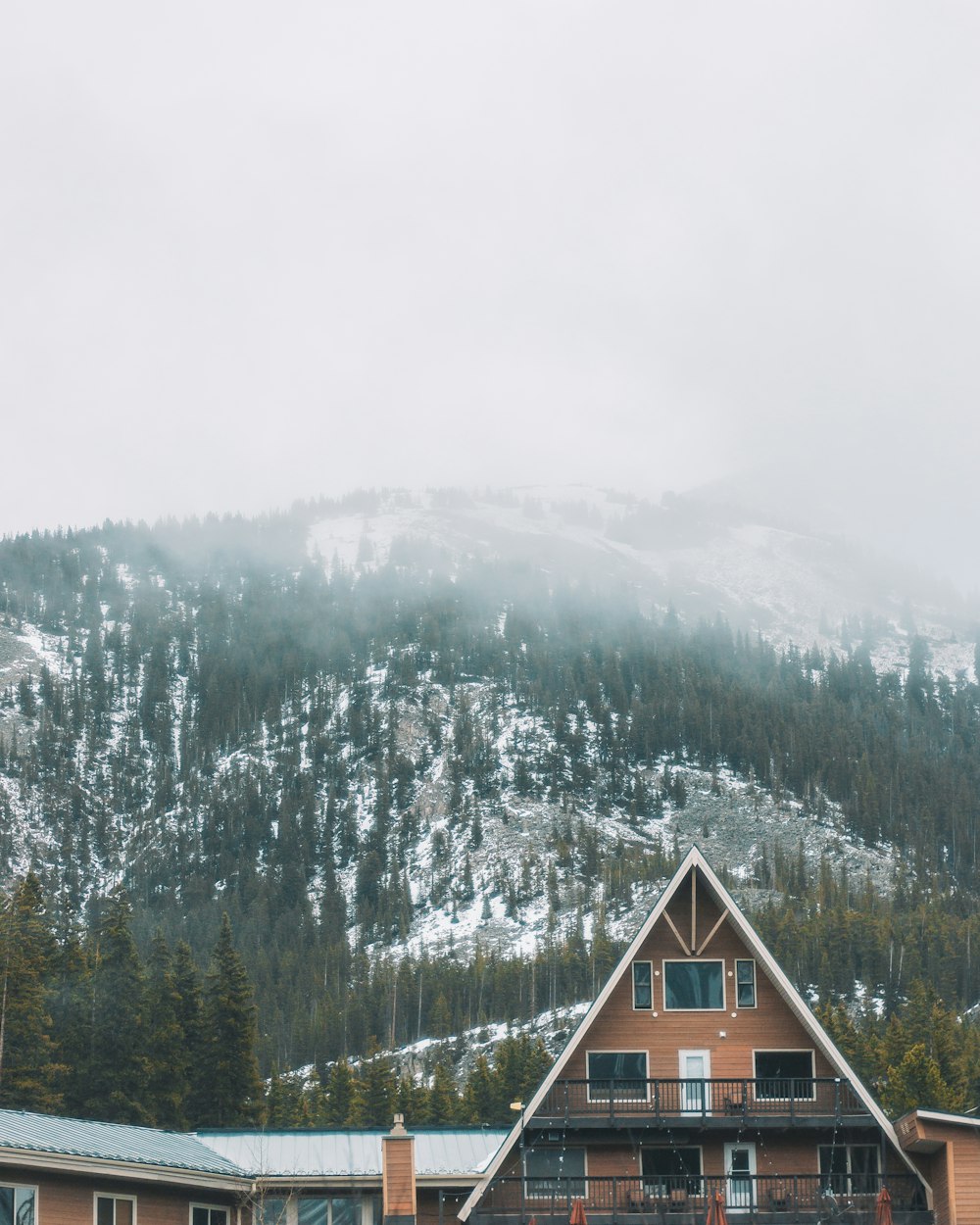 Una casa con una montaña al fondo