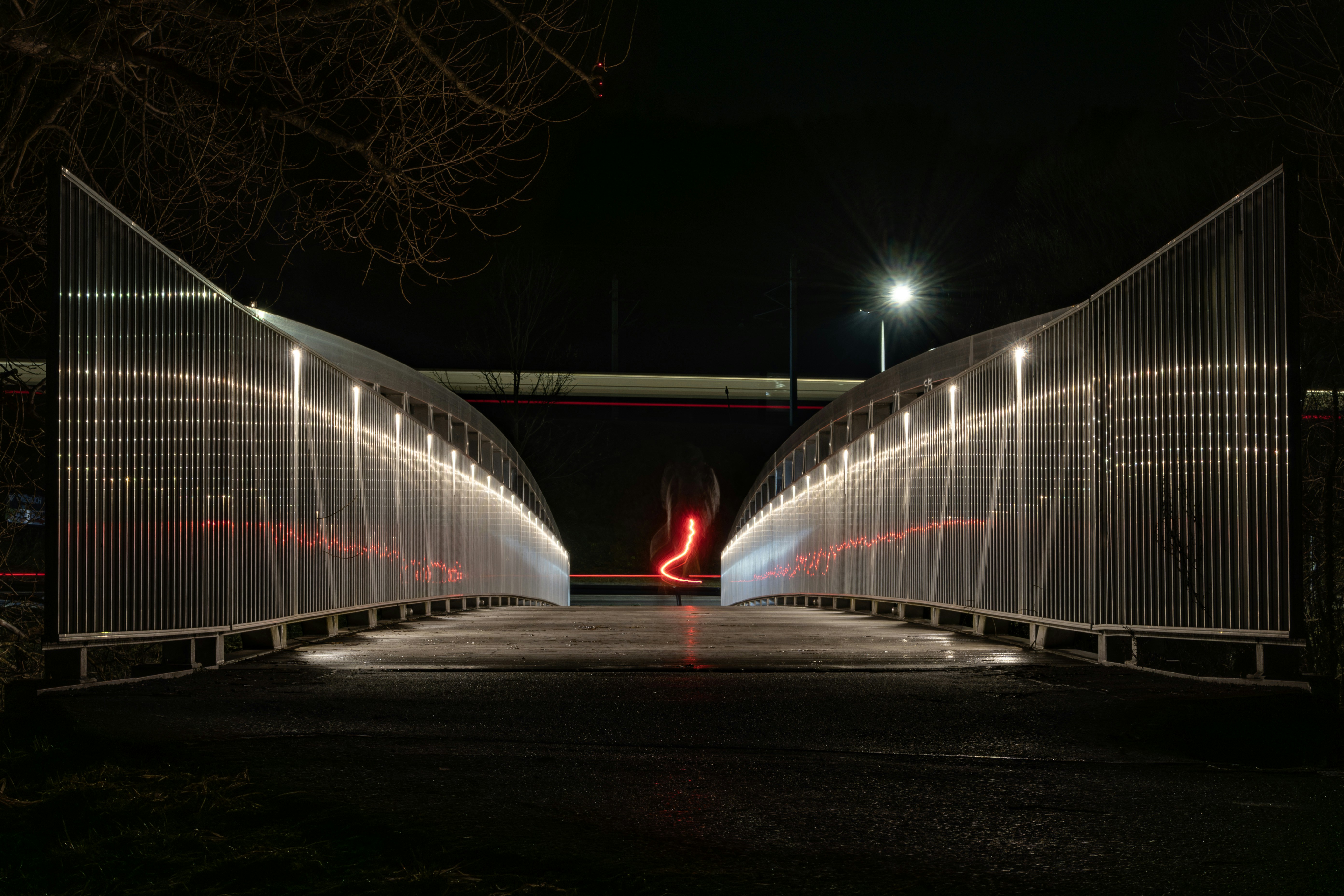 夜に橋を渡る人