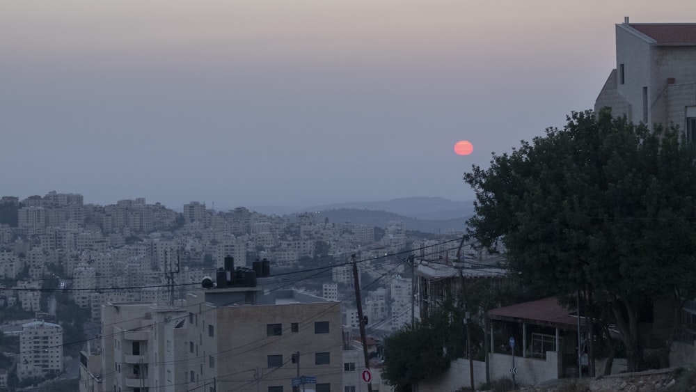 Le soleil se couche sur la ville d’une ville