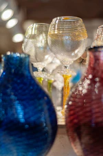 Vasos y jarrones de vidrio soplado con textura de burbujas