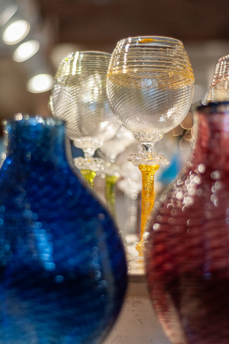 Vasos y jarrones de vidrio soplado artesanal con textura de burbujas en tonos azul y rosa
