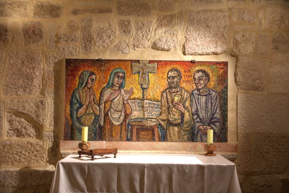 uma pintura de três pessoas sentadas em uma mesa
