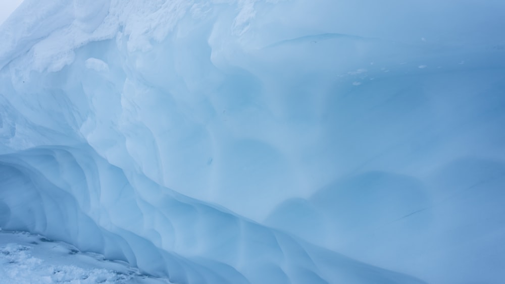 Un hombre parado en medio de una cueva de hielo