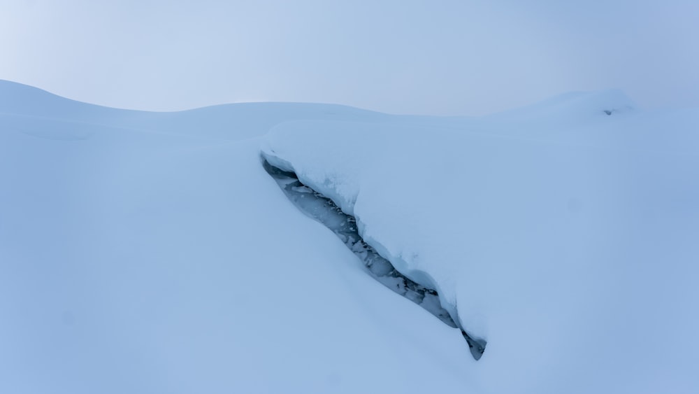 un pedazo de hielo muy largo en medio de la nieve