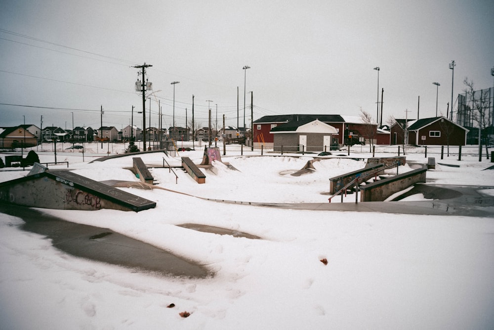 eine Gruppe von Skateboard-Rampen, die mit Schnee bedeckt sind