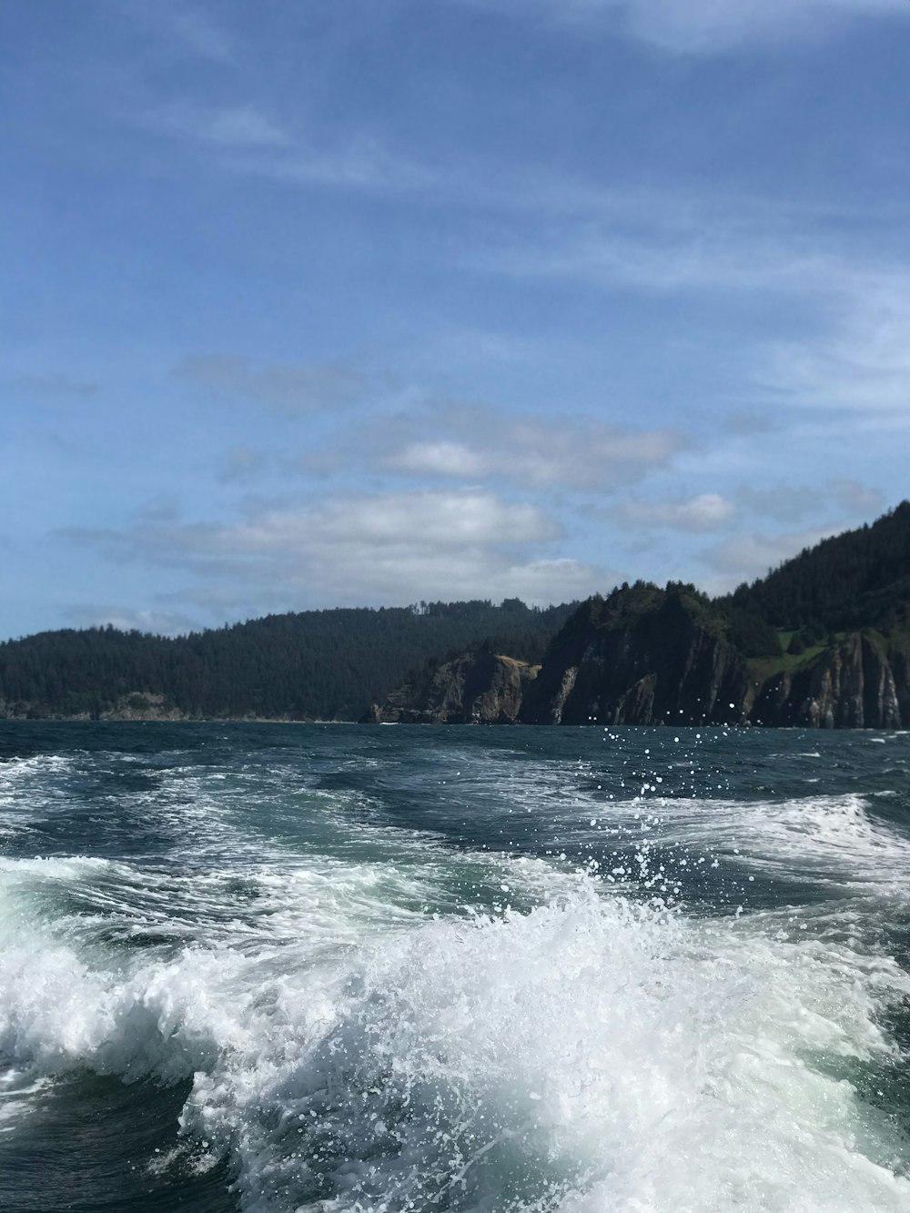 水上のボートの航跡