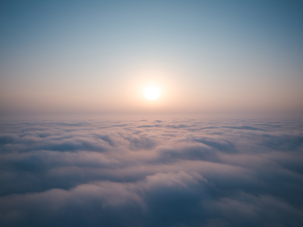 空の雲の上に太陽が輝いています