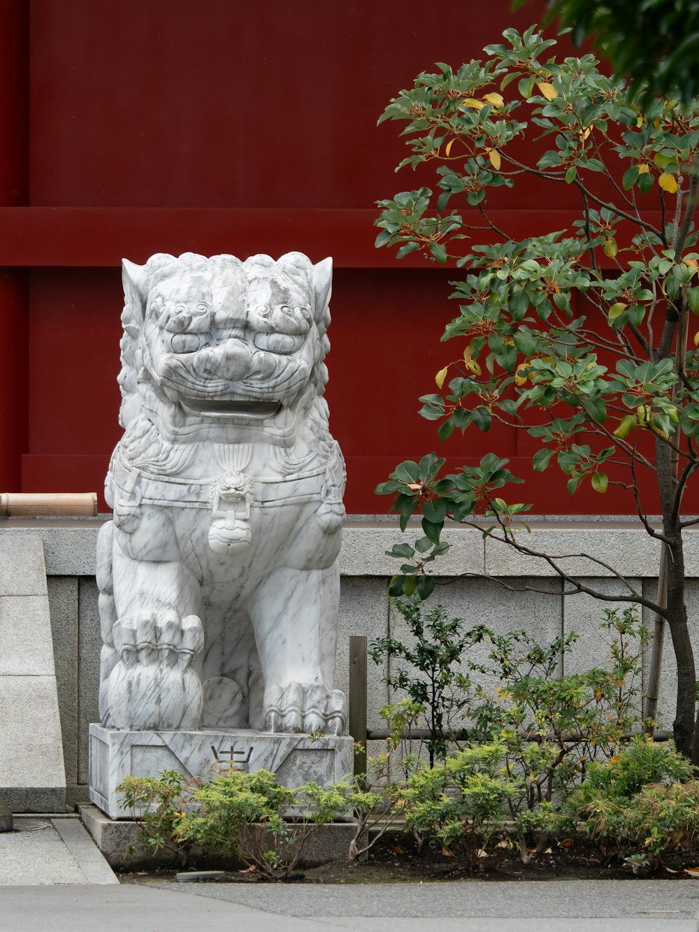 a statue of a lion in front of a building