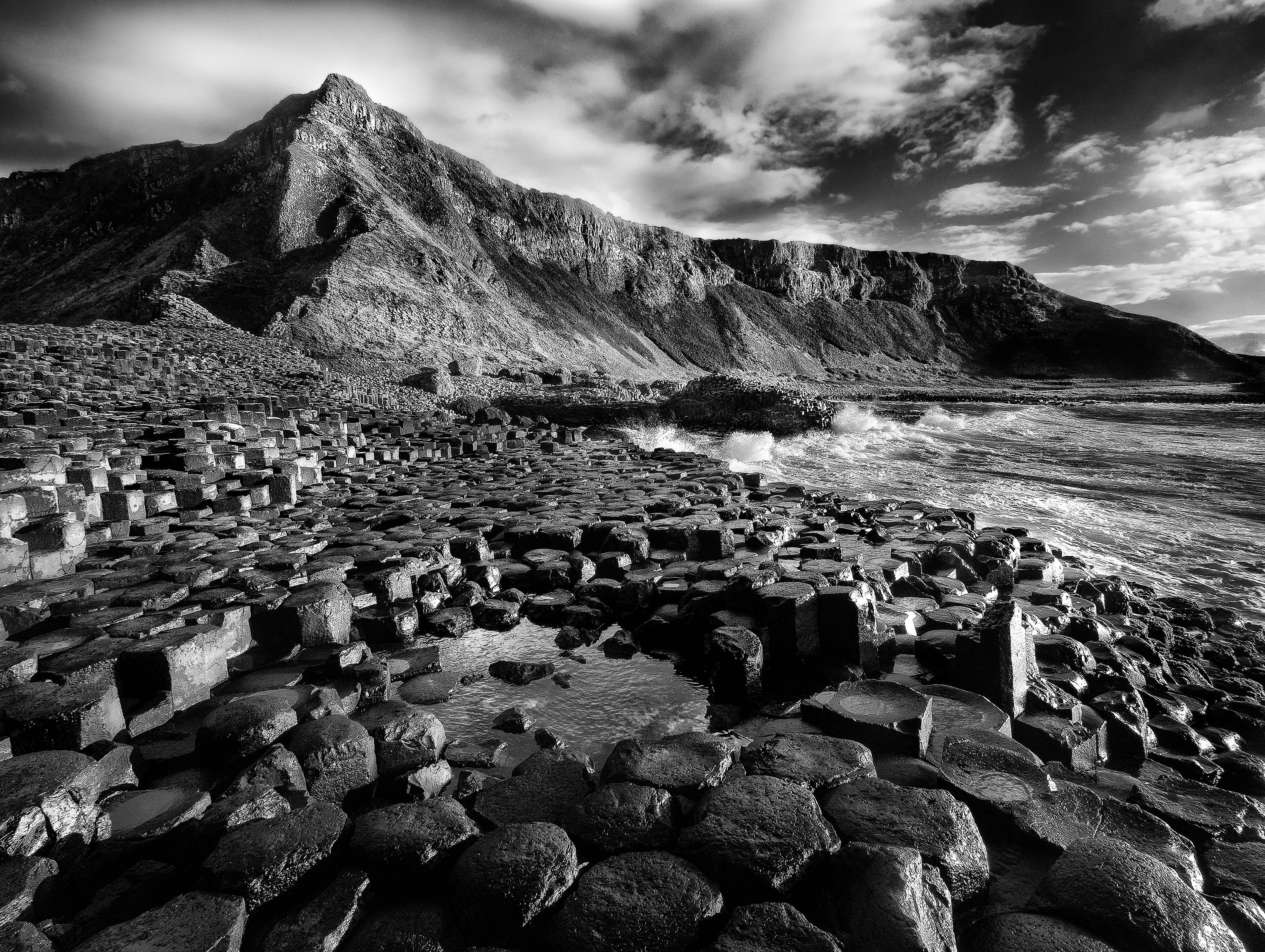 Une photo en noir et blanc d'une plage rocheuse photo – Image gratuite de  Mer sur Unsplash, image size:3000x2259