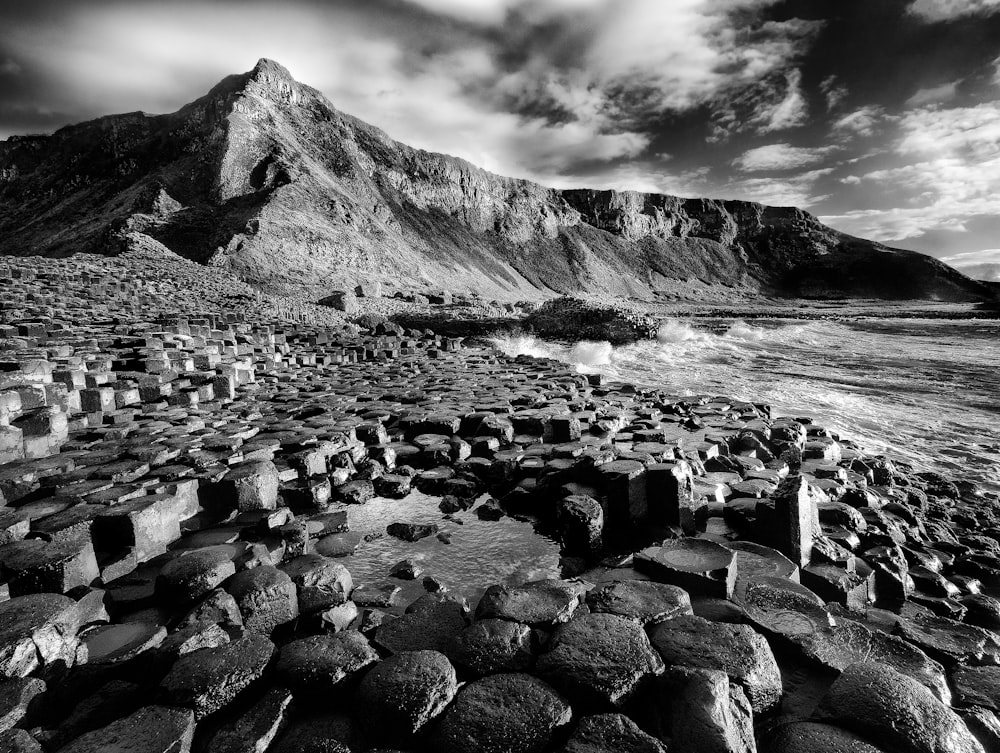 Una foto en blanco y negro de una playa rocosa