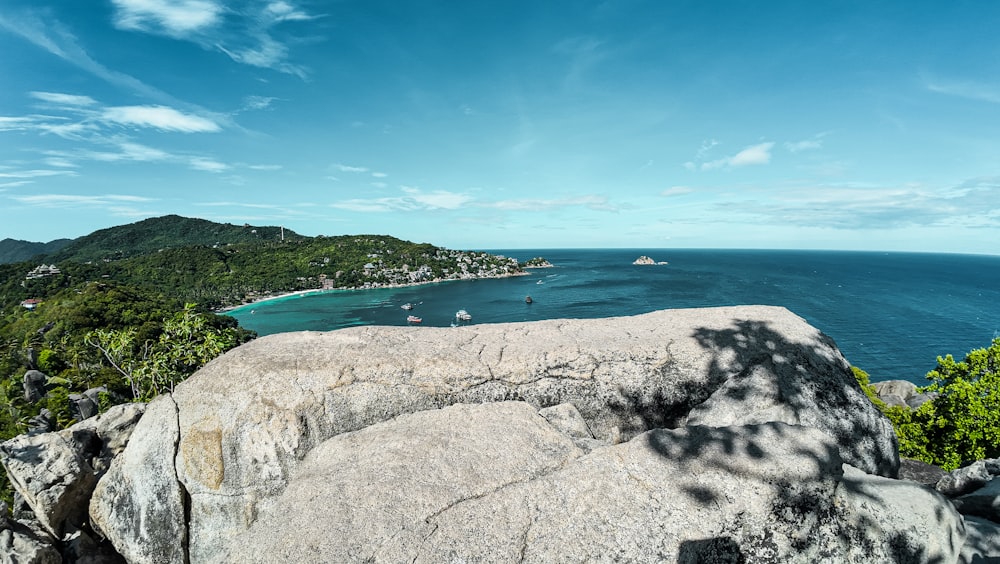 uma vista do oceano de um penhasco