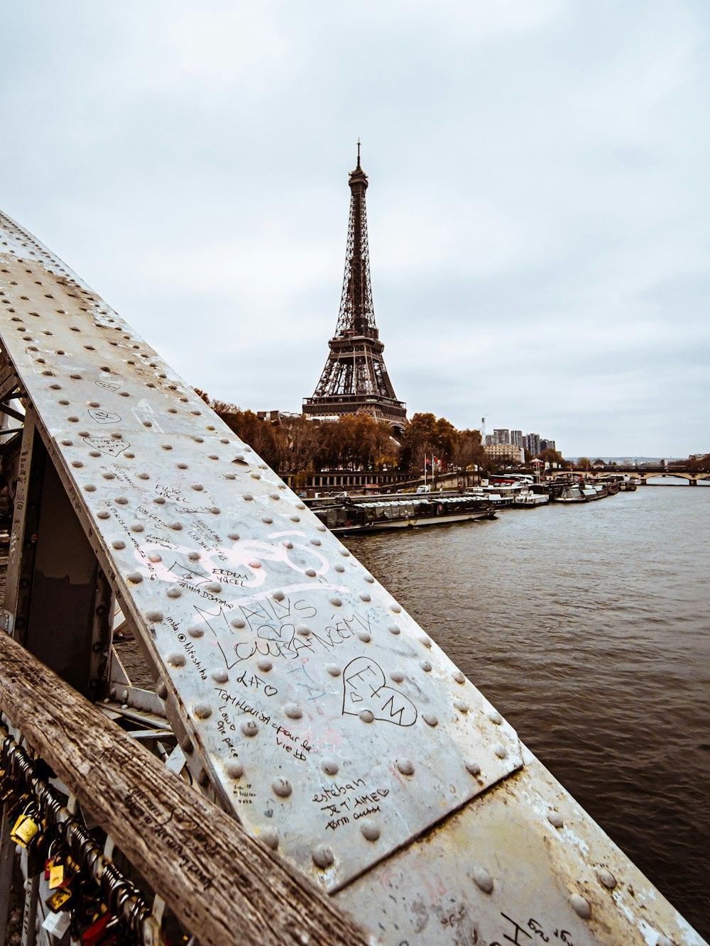 La Torre Eiffel que se eleva sobre la ciudad de París