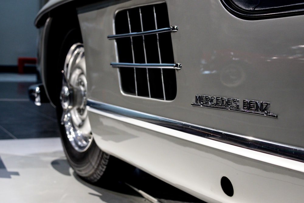 a close up of a mercedes benz logo on a car