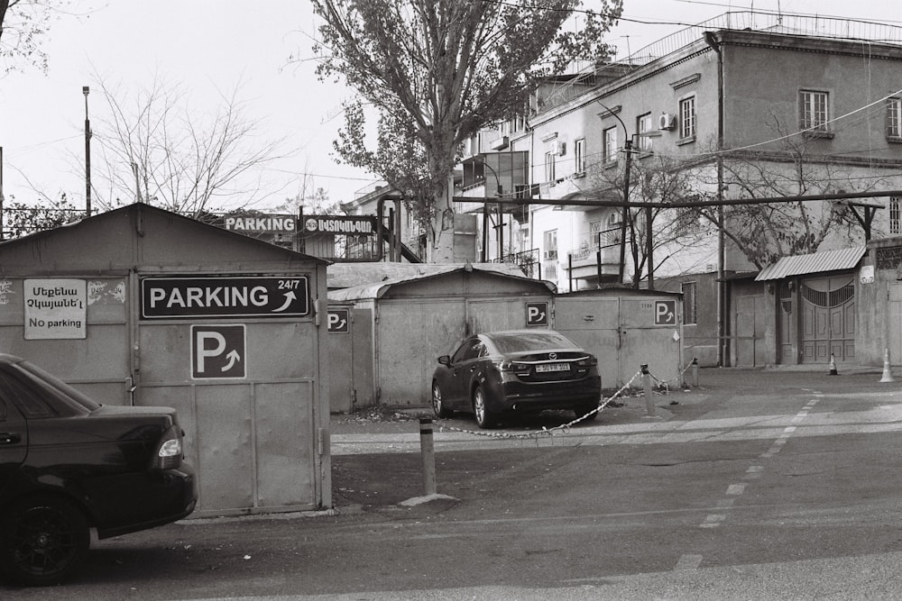 una foto in bianco e nero di un parcheggio
