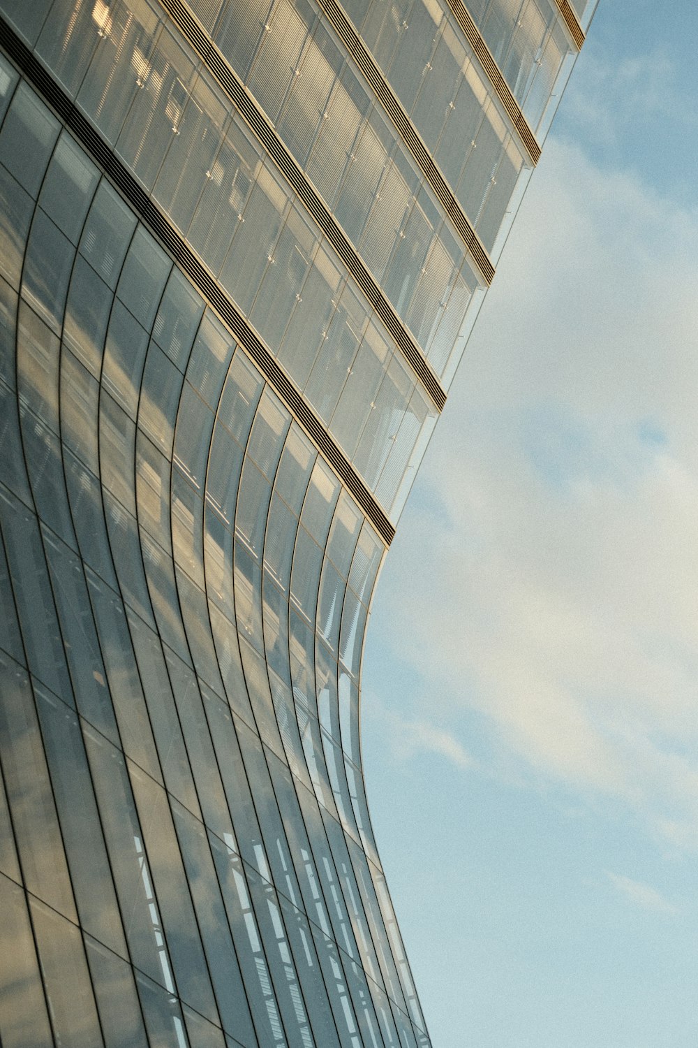 a plane flying in the sky near a building