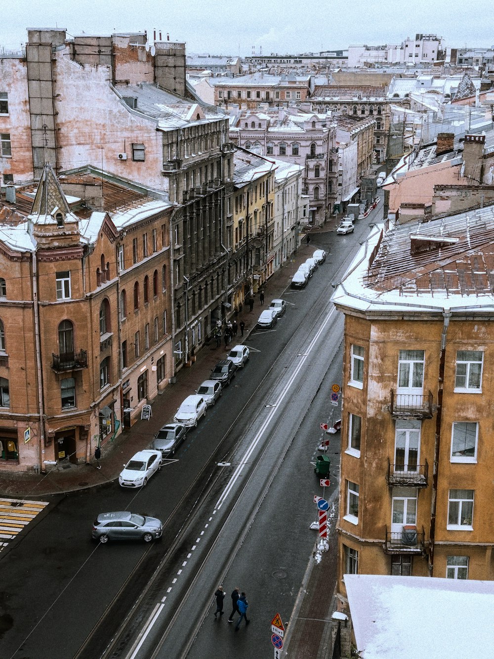 a city street filled with lots of traffic next to tall buildings