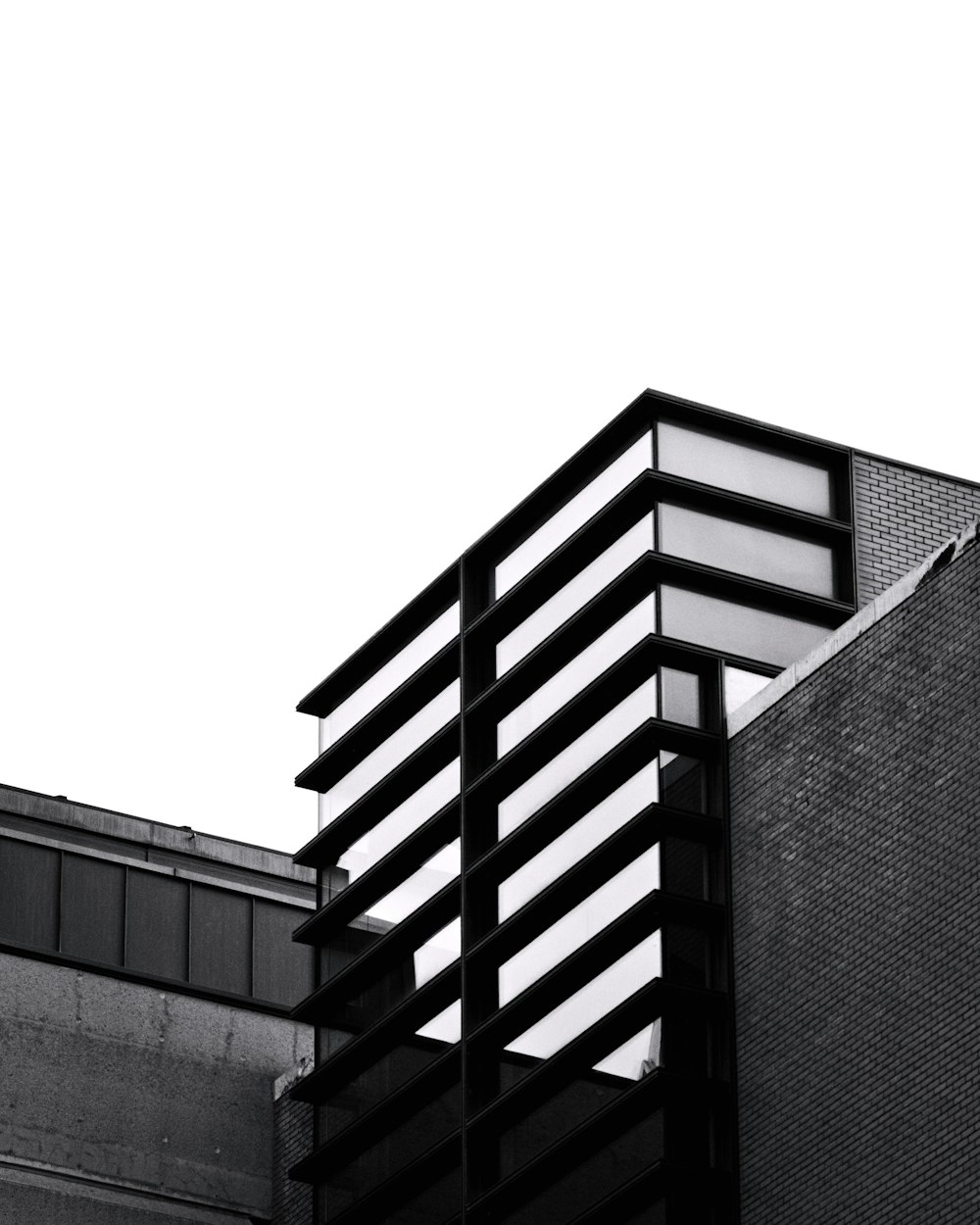 a black and white photo of a building