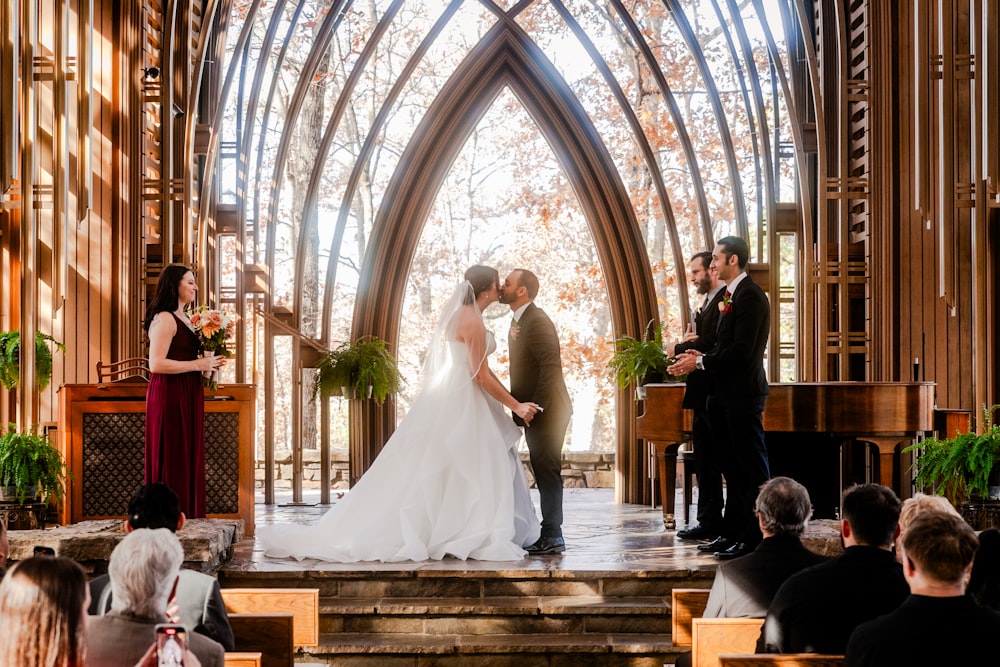 Braut und Bräutigam stehen am Altar einer Kirche