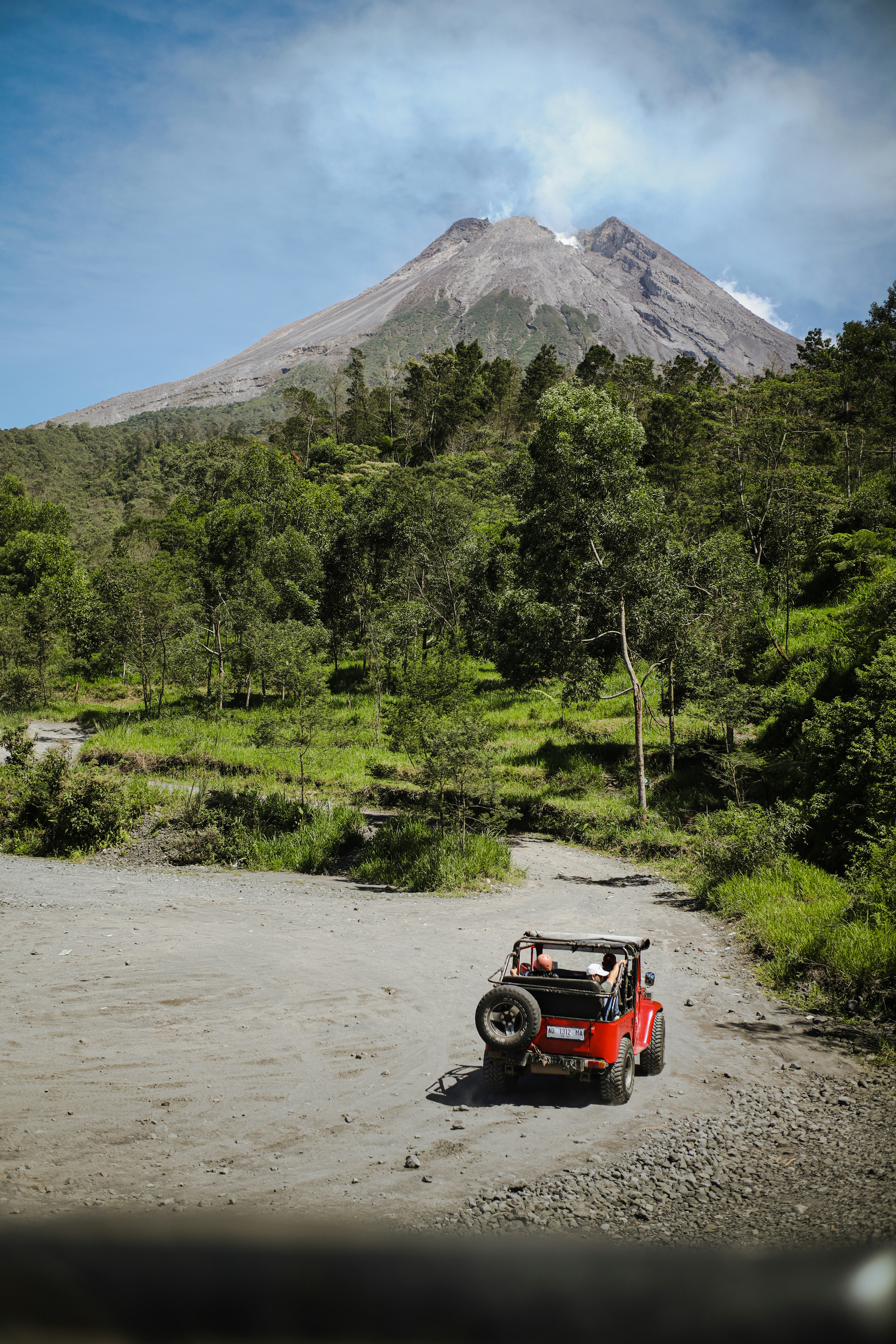 Gunung Merapi Yogyakarta — puncak gunung berapi paling aktif di dunia dengan kepulan asap putih, Sleman Jawa Tengah