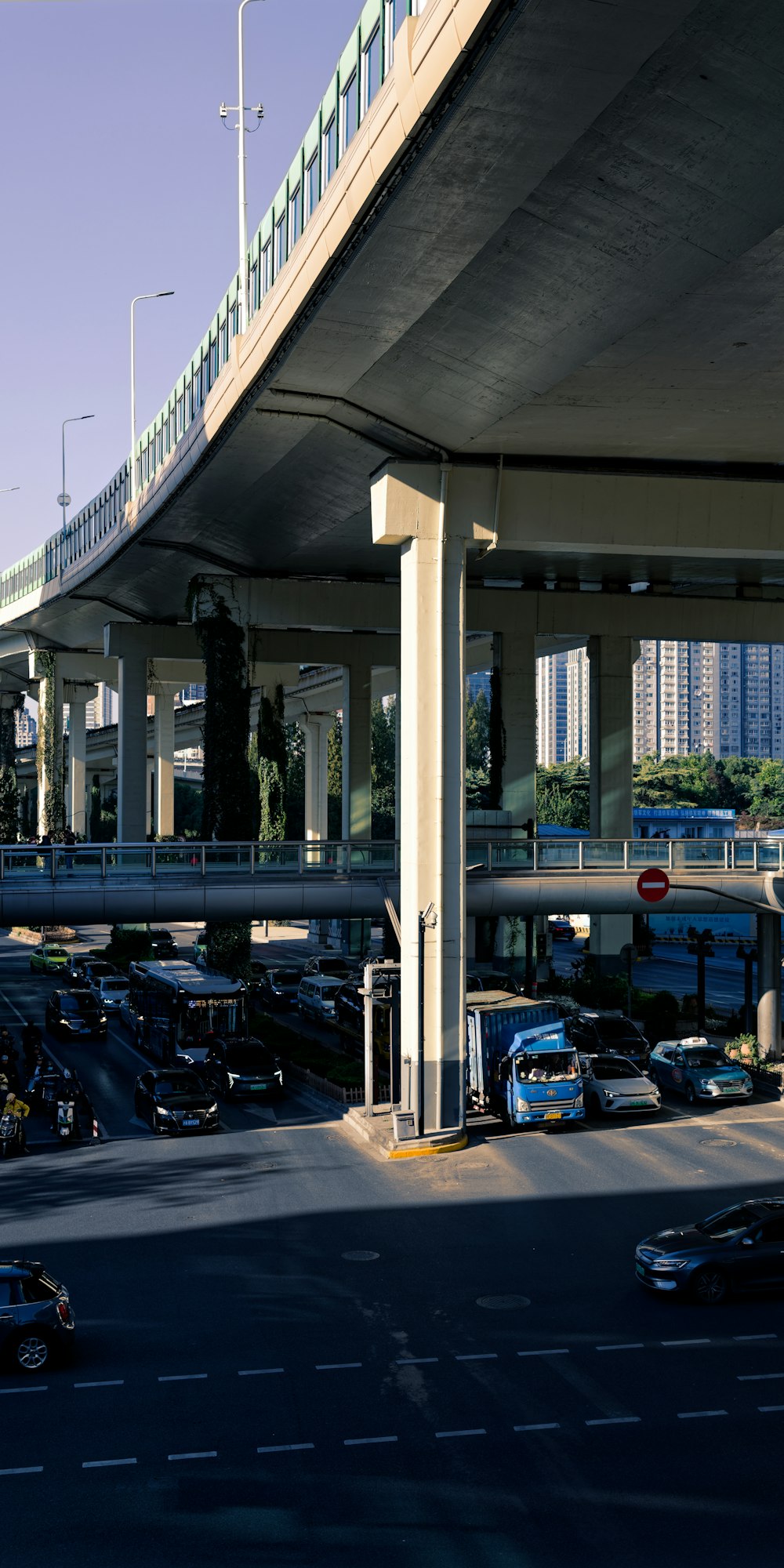 a freeway filled with lots of traffic under a bridge