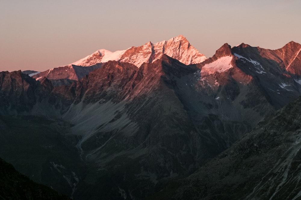 Blick auf eine Bergkette bei Sonnenuntergang