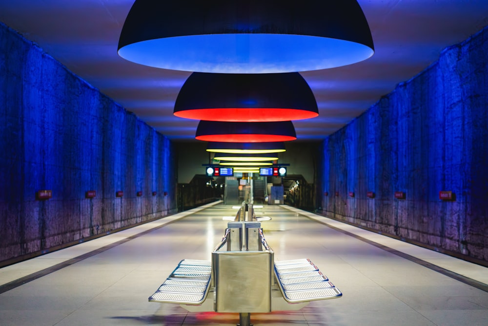 un long couloir avec des lumières bleues et rouges