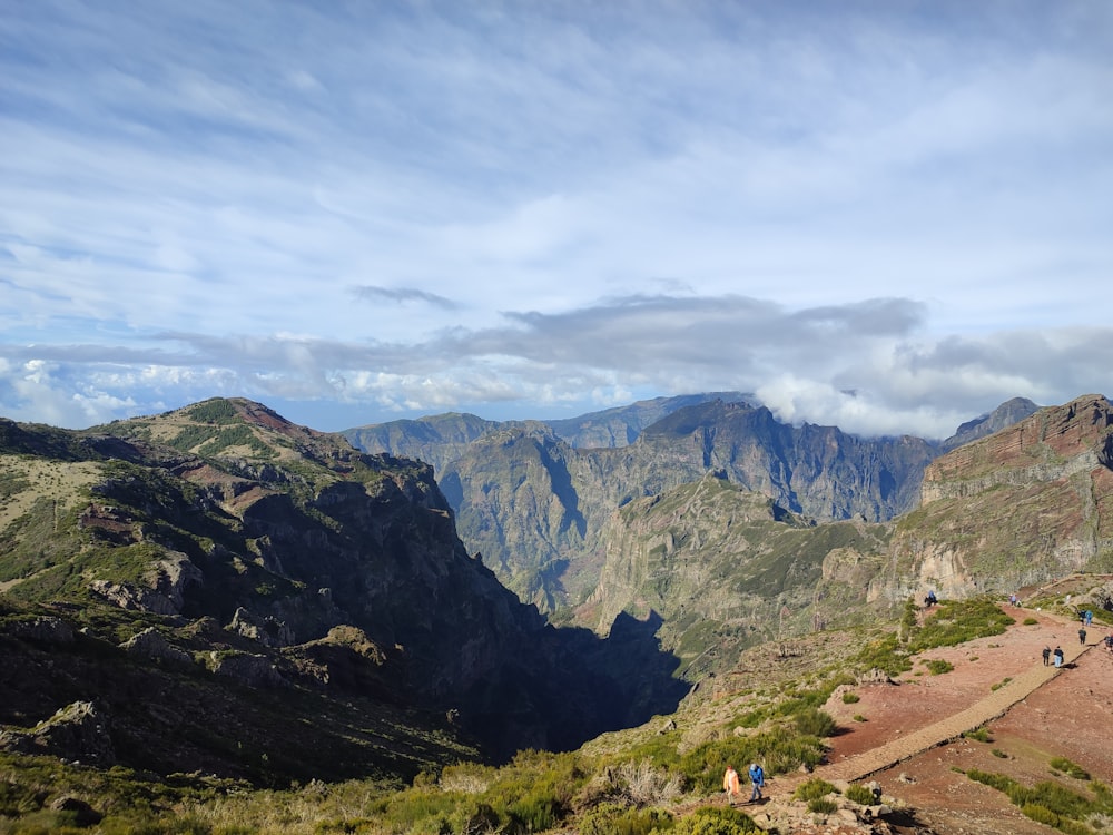 Un grupo de personas que suben por la ladera de una montaña