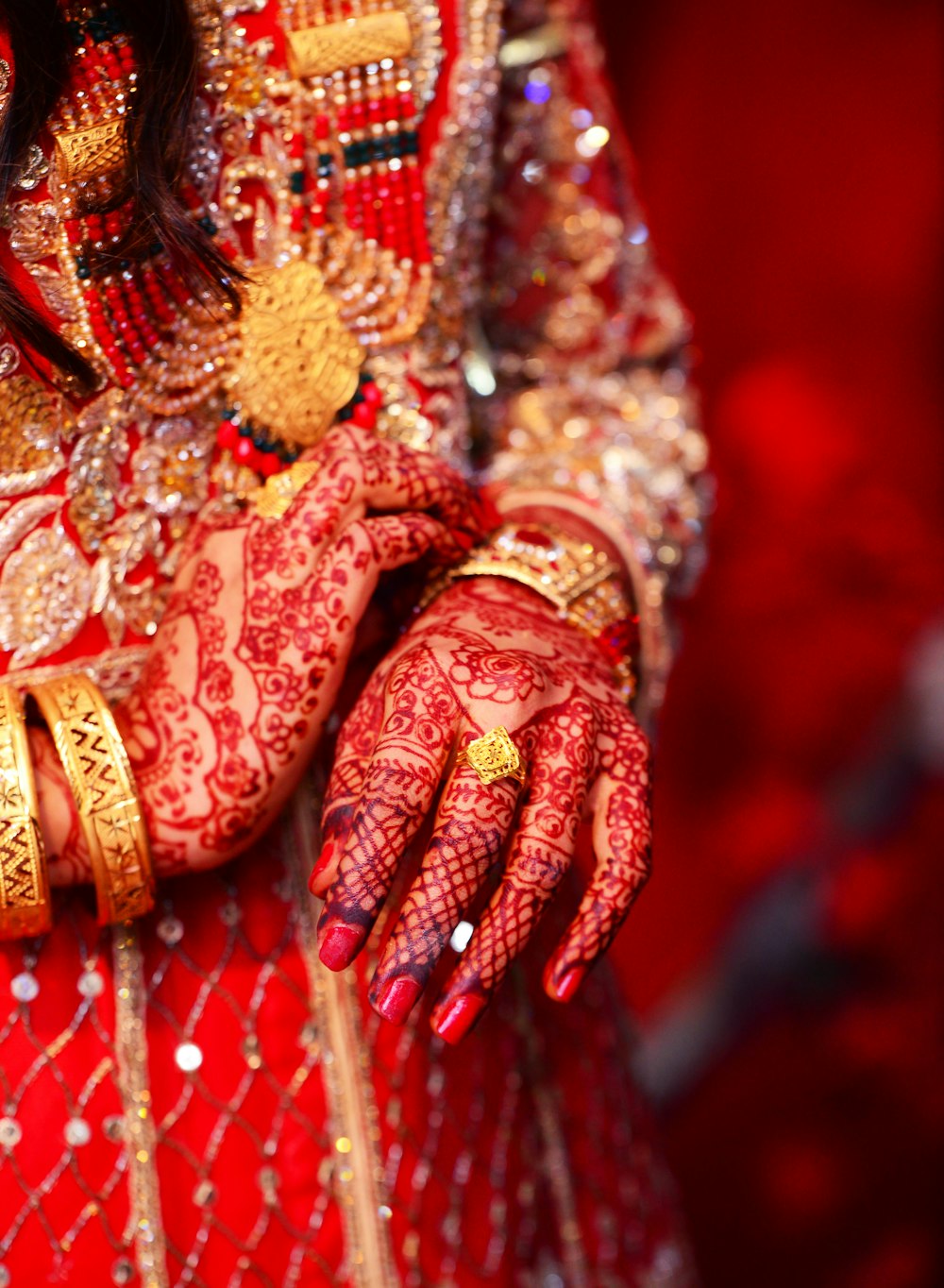 um close up de uma pessoa vestindo uma roupa vermelha e dourada