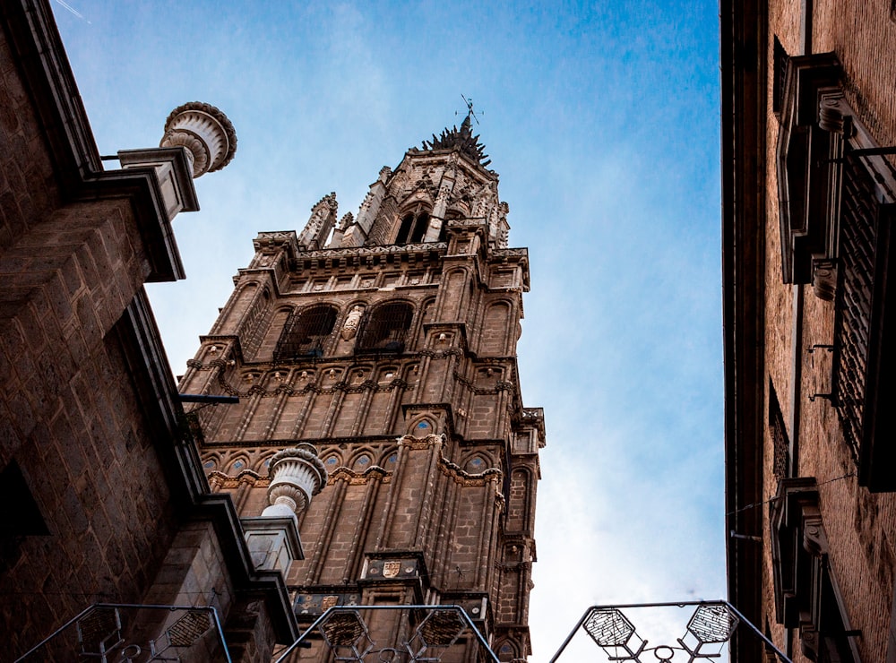 uma torre alta com um relógio no topo dela