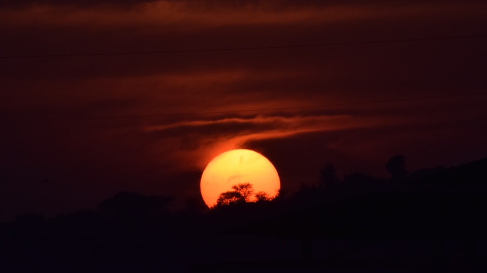 暗い空に沈む太陽