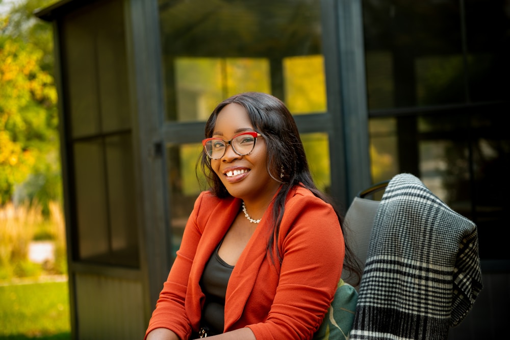 Étudiant québécois travaillant en ligne sur son ordinateur portable