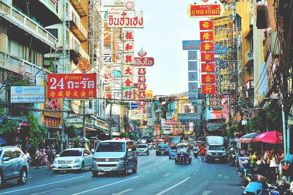 a busy city street filled with lots of traffic