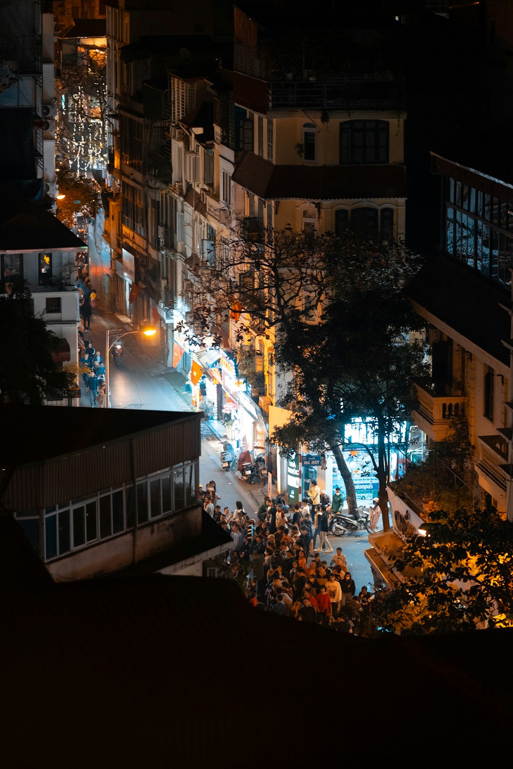 Una veduta notturna di una città da un punto di vista dall'alto