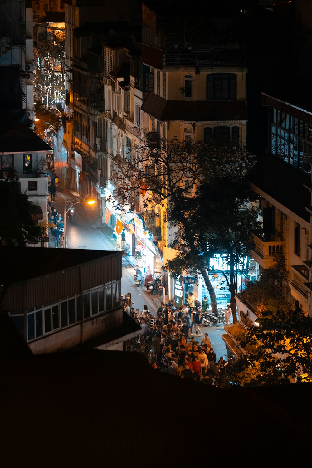Una vista de una ciudad por la noche desde un punto de vista elevado