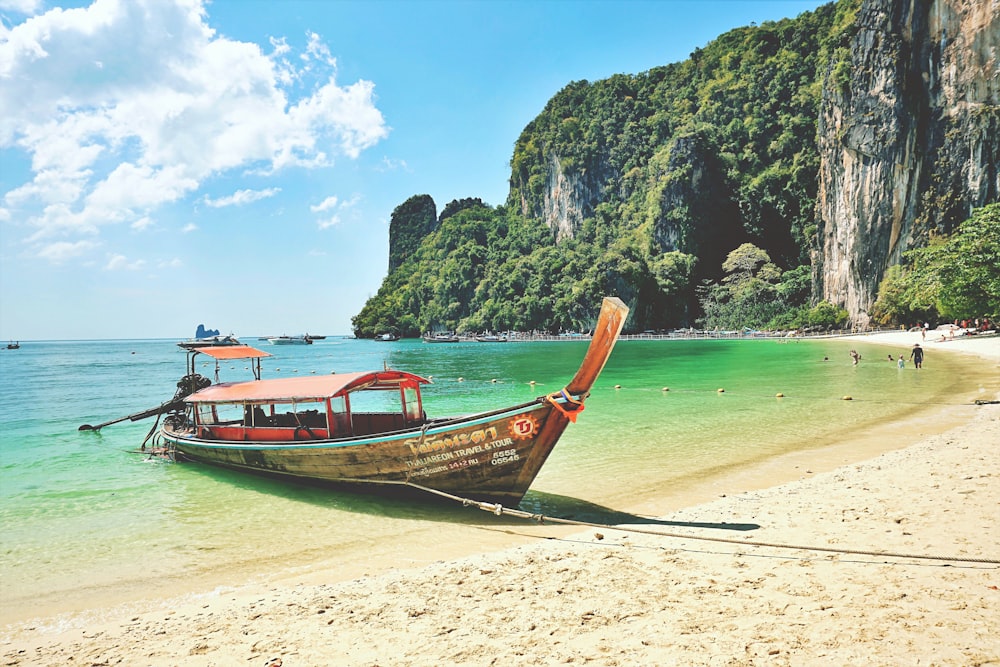 un bateau assis au sommet d’une plage de sable