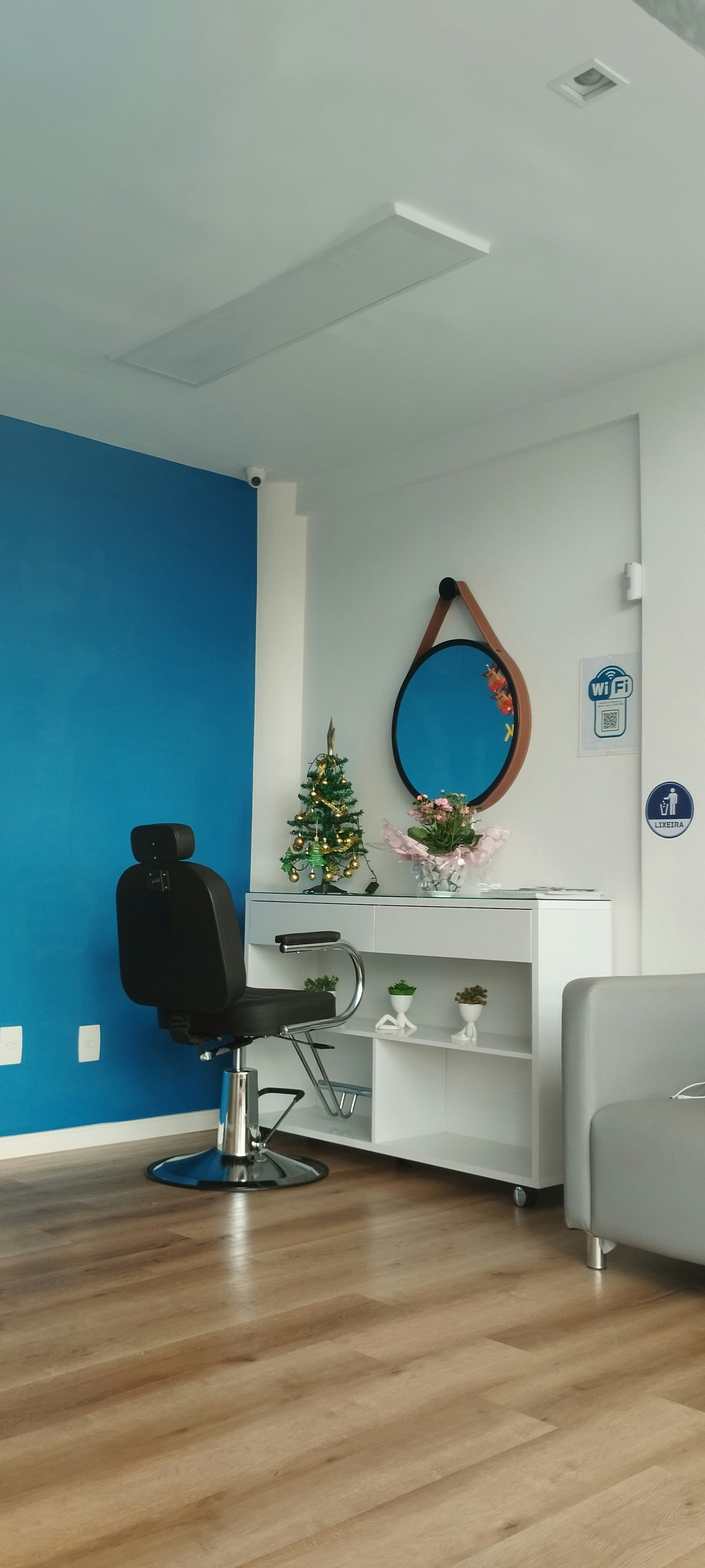 Estilista pintando mechones de cabello rubio en cabeza de clienta con guantes y pincel.