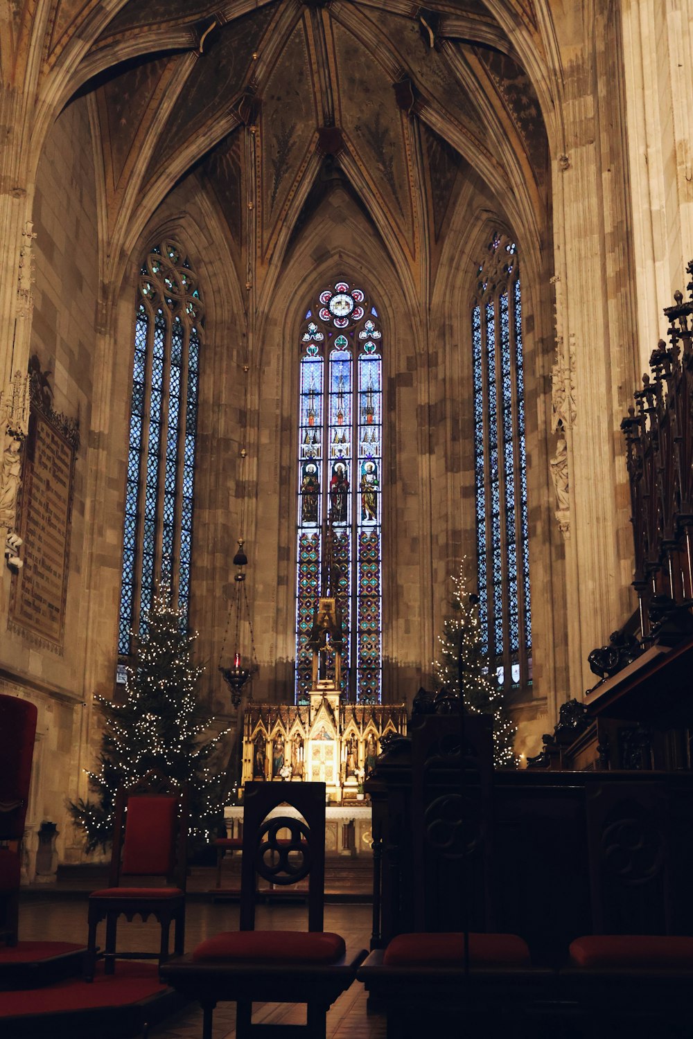 eine Kirche mit einem großen Buntglasfenster