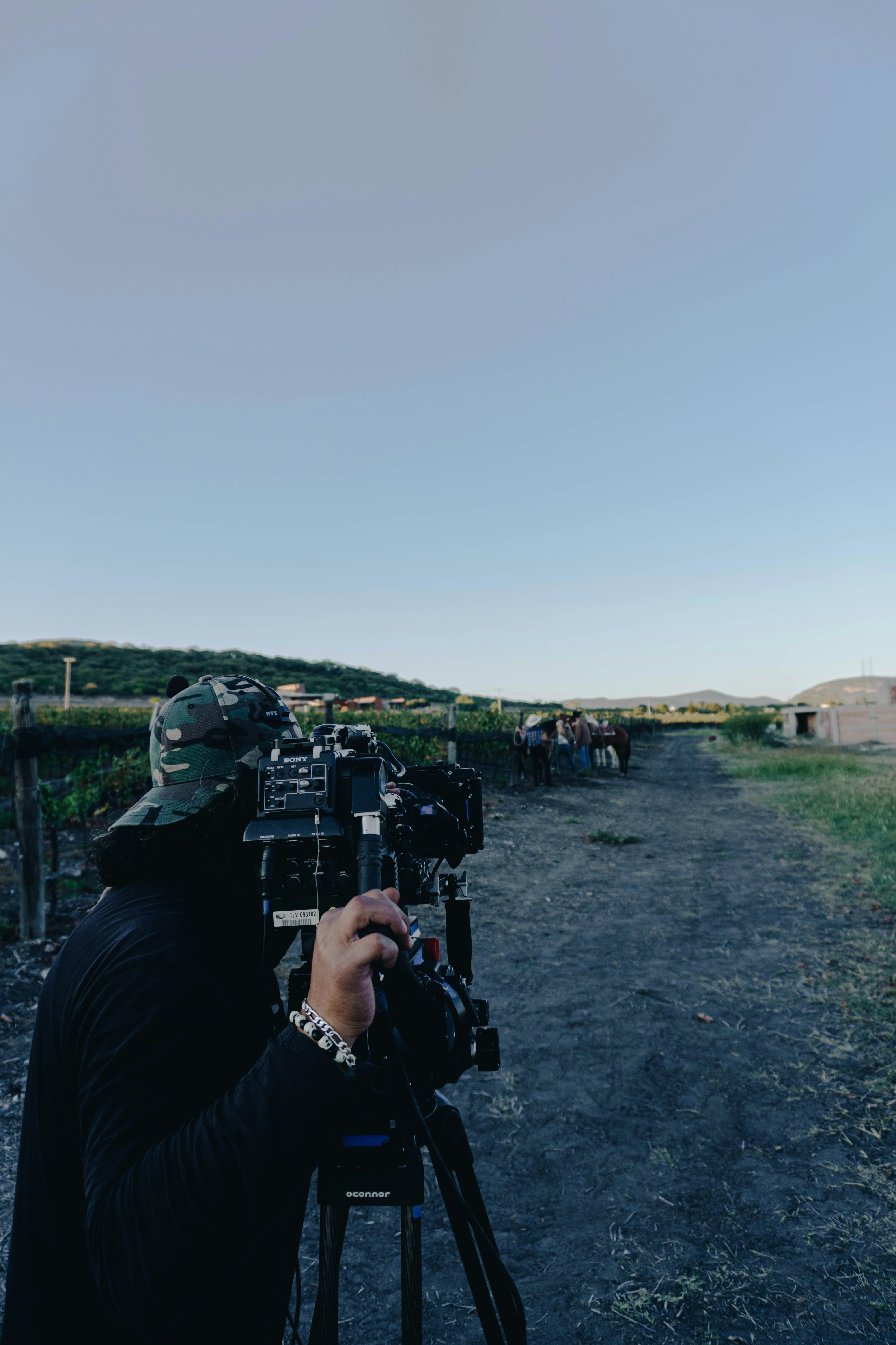 Un hombre tomando una foto de un grupo de personas