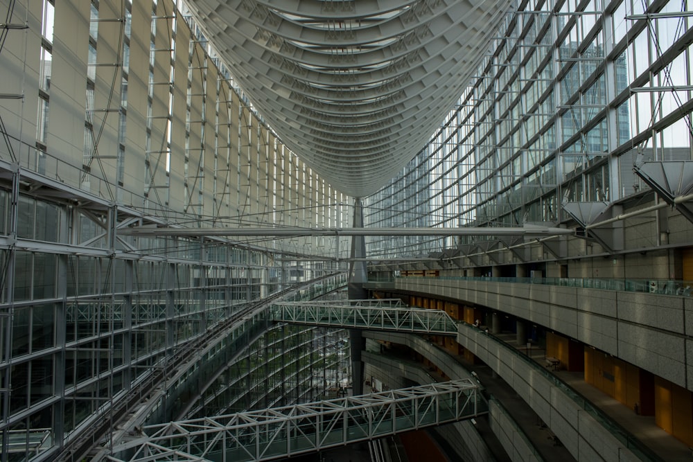 Un edificio muy grande con muchas ventanas