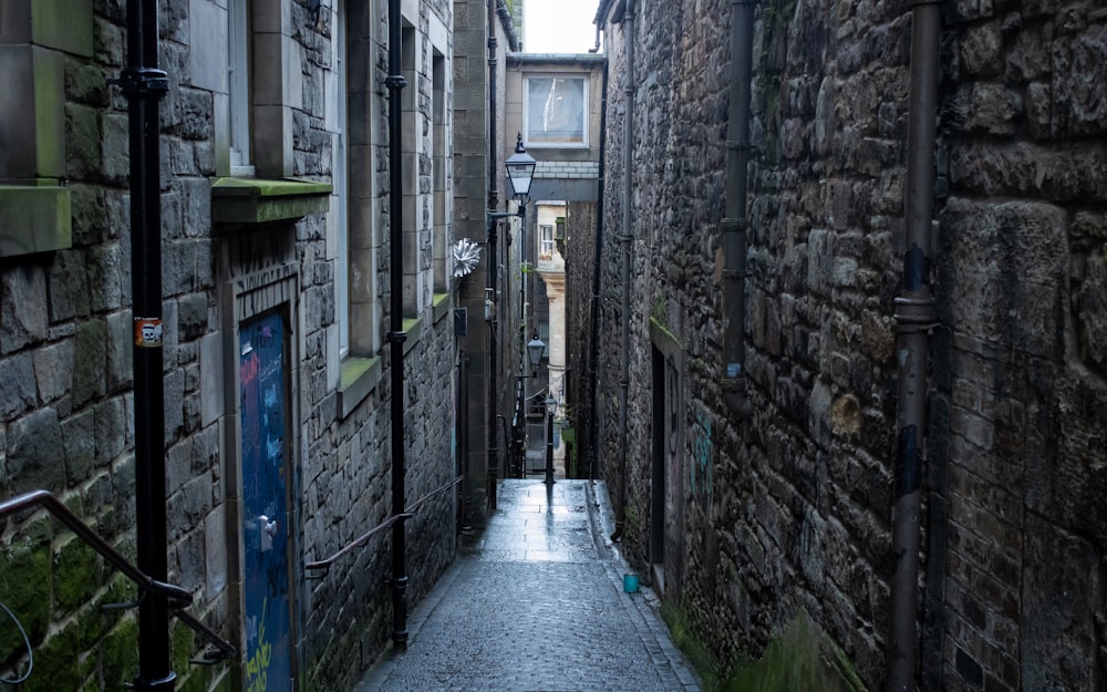 a narrow alleyway between two stone buildings