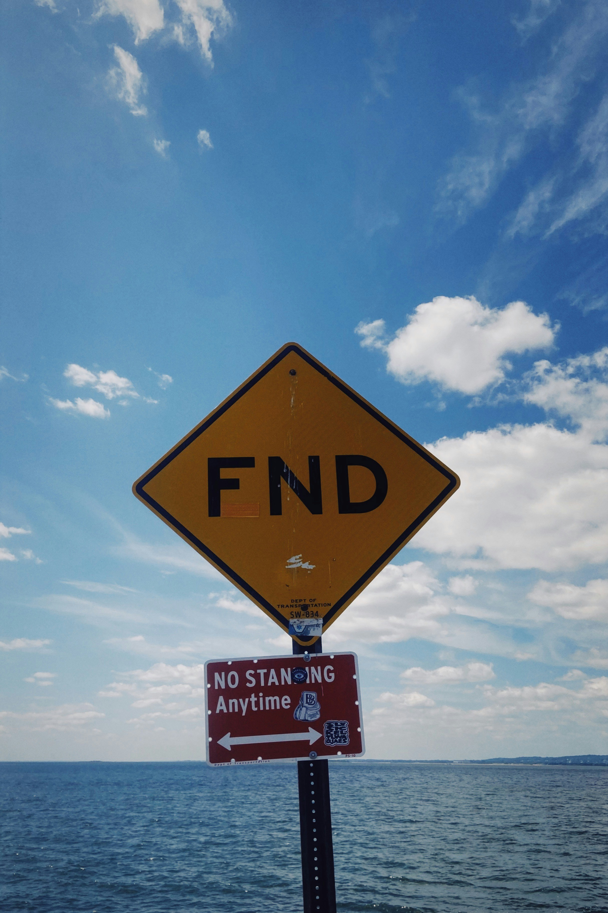 un panneau d’interdiction de se tenir debout devant un plan d’eau