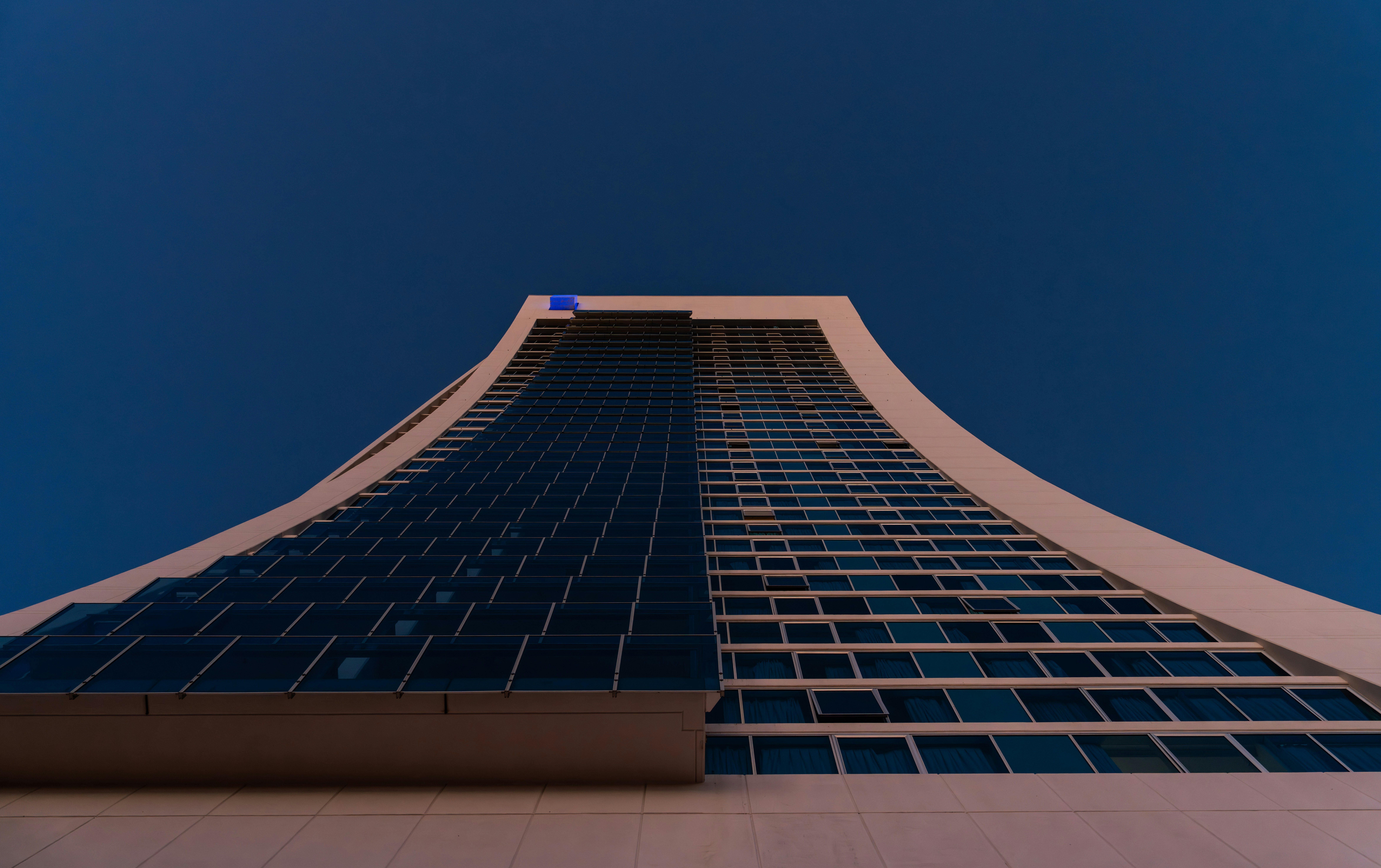 un grand bâtiment avec un ciel bleu en arrière-plan